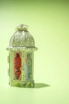 Arabic lantern on a colored background. Decoration for Muslim holidays cele.. Foto stock