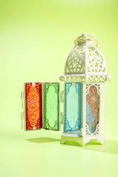 Arabic lantern on a colored background. Decoration for Muslim holidays cele.. Foto stock