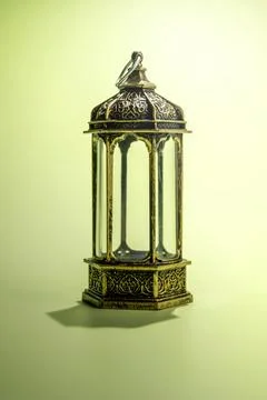 Arabic lantern on a colored background. Decoration for Muslim holidays cele.. Foto stock