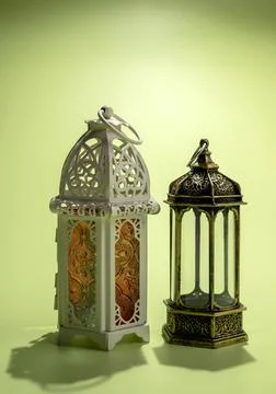 Arabic lanterns on a colored background. Decoration for Muslim holidays cel.. Foto stock