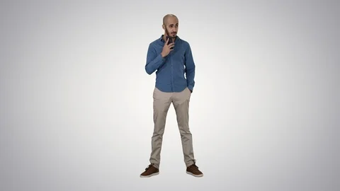 Arabic man talking on the phone on gradient background. Video stock 114698949