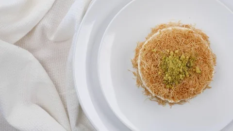 Arabic Middle Eastern pancakes filled with cream Qatayef, Atayef, Kataif. Vídeo Stock 95842133