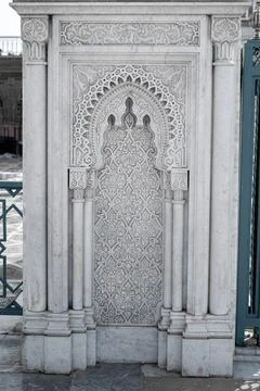 Arabic Patterns carved on a marble wall in Morocco Foto stock