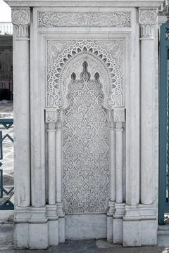 Arabic Patterns carved on a marble wall in Morocco Foto stock