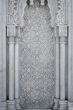 Arabic Patterns carved on a marble wall in Morocco Foto stock