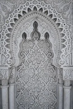 Arabic Patterns carved on a marble wall in Morocco Foto stock