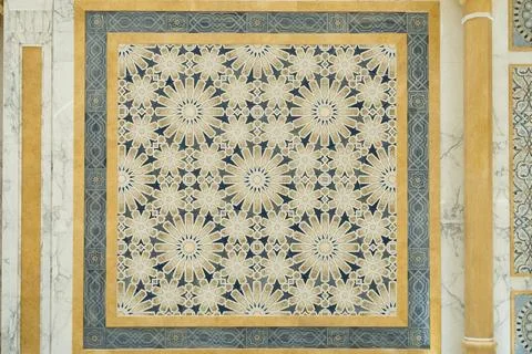 Arabic style marble wall panel mosaic with star and floral geometric motifs. Fotos de archivo