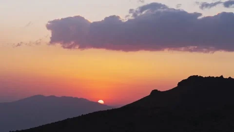 Ararat base camp sunset timelapse golden hour mountain silhouette dramatic .. Vídeos de archivo 336207205