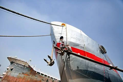  Arbeiter in einer Werft in Dhaka Dockyard laborers seen repairing the shi... Stock Photos