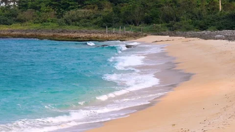 In arc beach in front of the eyes, the continuous rolling wave. Video stock 280148858