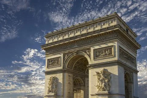 Arc de Triomphe (against the background of sky with clouds), Paris, France Foto stock