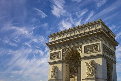 Arc de Triomphe (against the background of sky with clouds), Paris, France Stockfoto's