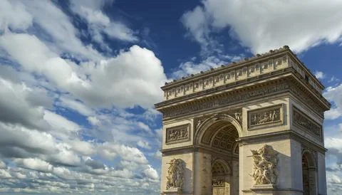 Arc de Triomphe (against the background of sky with clouds), Paris, France Foto stock