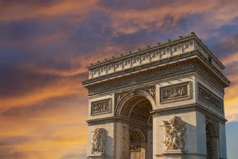 Arc de Triomphe (against the background of sky with clouds), Paris, France Stockfoto's