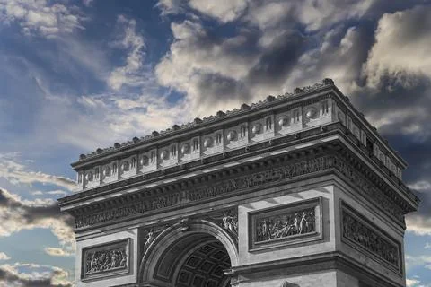 Arc de Triomphe (against the background of sky with clouds), Paris, France Foto stock