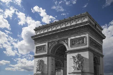 Arc de Triomphe (against the background of sky with clouds), Paris, France Stockfoto's