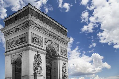 Arc de Triomphe (against the background of sky with clouds), Paris, France Stockfoto's