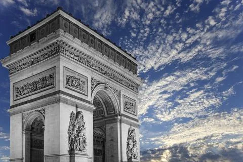 Arc de Triomphe (against the background of sky with clouds), Paris, France Foto stock