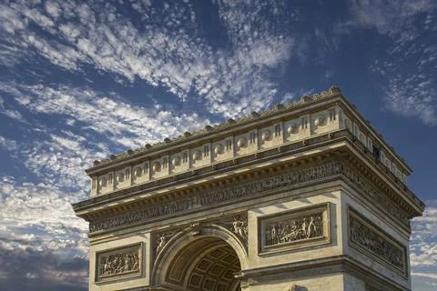 Arc de Triomphe (against the background of sky with clouds), Paris, France Foto stock