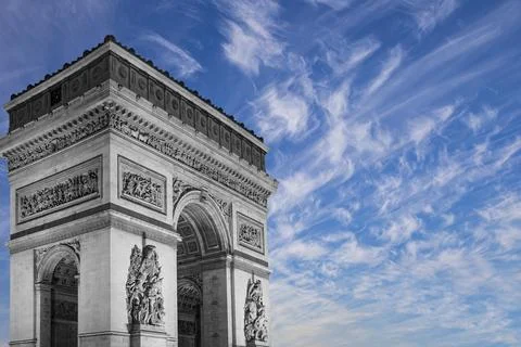Arc de Triomphe (against the background of sky with clouds), Paris, France Foto stock