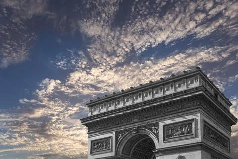 Arc de Triomphe (against the background of sky with clouds), Paris, France Foto stock