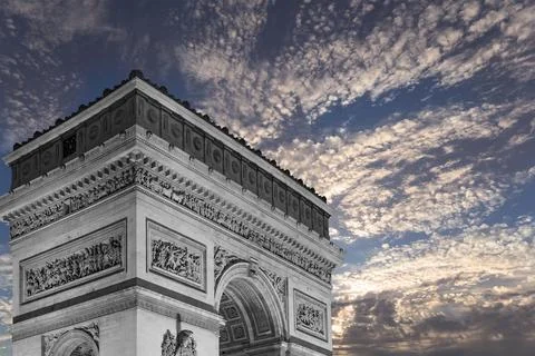 Arc de Triomphe (against the background of sky with clouds), Paris, France Stockfoto's