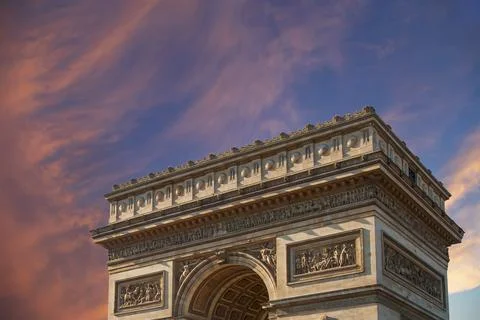 Arc de Triomphe (against the background of sky with clouds), Paris, France Foto stock
