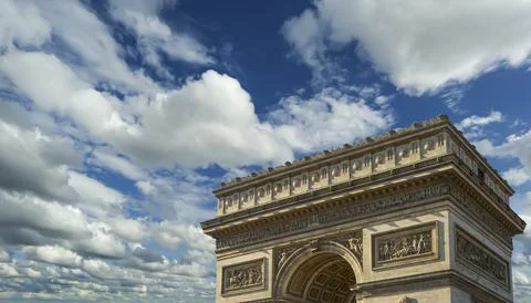 Arc de Triomphe (against the background of sky with clouds), Paris, France Foto stock