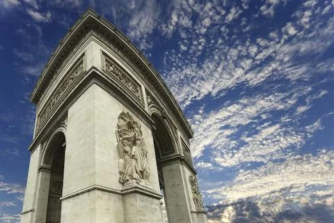 Arc de Triomphe (against the background of sky with clouds), Paris, France Foto stock