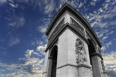 Arc de Triomphe (against the background of sky with clouds), Paris, France Foto stock