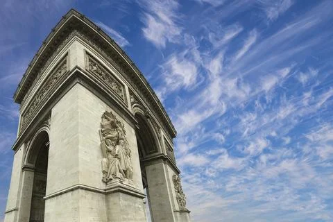 Arc de Triomphe (against the background of sky with clouds), Paris, France Foto stock
