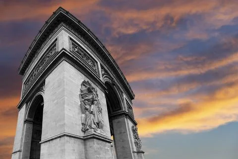Arc de Triomphe (against the background of sky with clouds), Paris, France Foto stock