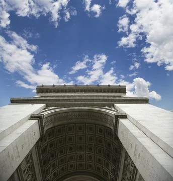 Arc de Triomphe (against the background of sky with clouds), Paris, France Stockfoto's
