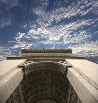 Arc de Triomphe (against the background of sky with clouds), Paris, France Foto stock