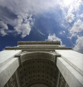 Arc de Triomphe (against the background of sky with clouds), Paris, France Stockfoto's