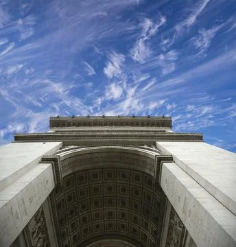Arc de Triomphe (against the background of sky with clouds), Paris, France Foto stock