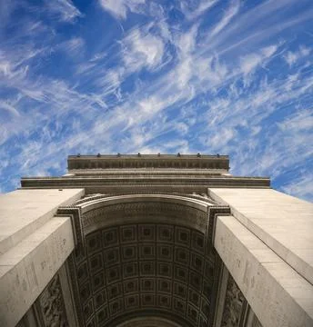 Arc de Triomphe (against the background of sky with clouds), Paris, France Foto stock