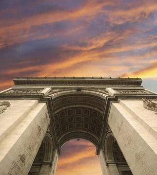 Arc de Triomphe (against the background of sky with clouds), Paris, France Stockfoto's