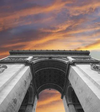 Arc de Triomphe (against the background of sky with clouds), Paris, France Stockfoto's