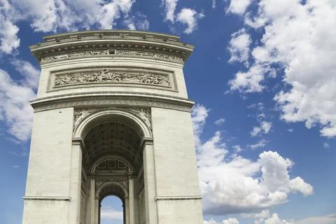 Arc de Triomphe (against the background of sky with clouds), Paris, France Stockfoto's