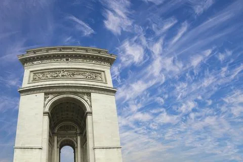 Arc de Triomphe (against the background of sky with clouds), Paris, France Foto stock