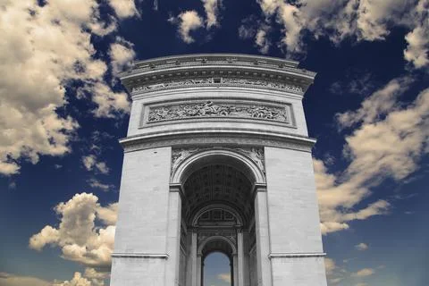 Arc de Triomphe (against the background of sky with clouds), Paris, France Stockfoto's