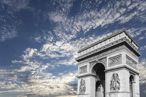 Arc de Triomphe (against the background of sky with clouds), Paris, France Foto stock