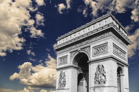 Arc de Triomphe (against the background of sky with clouds), Paris, France Foto stock