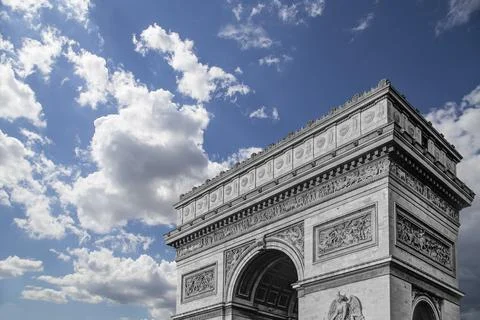 Arc de Triomphe (against the background of sky with clouds), Paris, France Foto stock