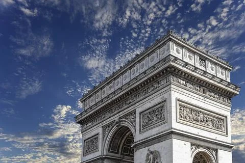 Arc de Triomphe (against the background of sky with clouds), Paris, France Foto stock