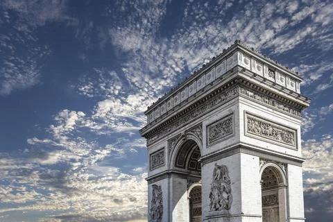 Arc de Triomphe (against the background of sky with clouds), Paris, France Stockfoto's