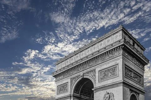 Arc de Triomphe (against the background of sky with clouds), Paris, France Stockfoto's