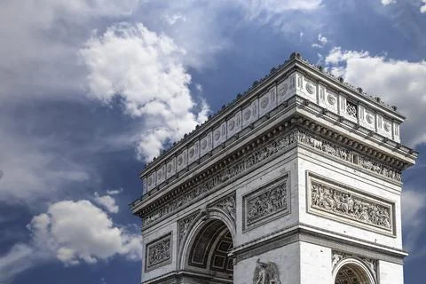 Arc de Triomphe (against the background of sky with clouds), Paris, France Foto stock