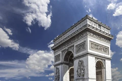 Arc de Triomphe (against the background of sky with clouds), Paris, France Foto stock